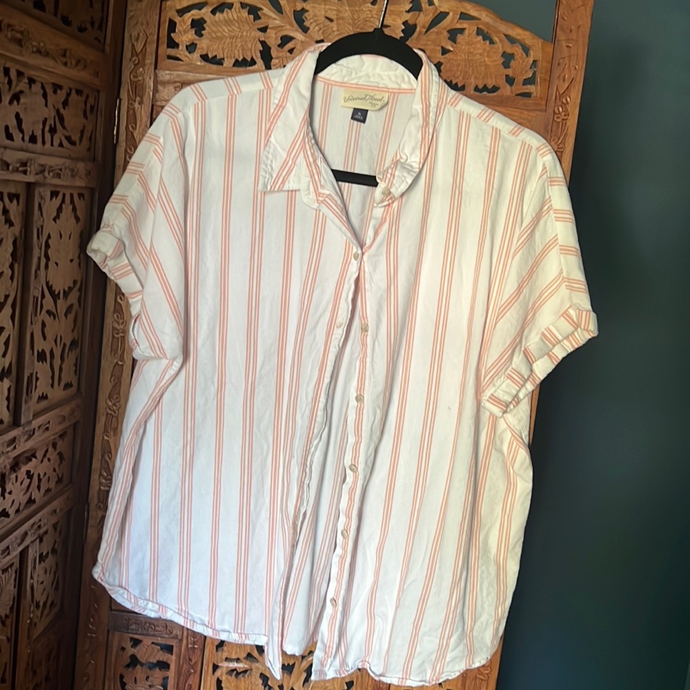 Women’s Universal Thread XL cotton/rayon blend button down shirt.